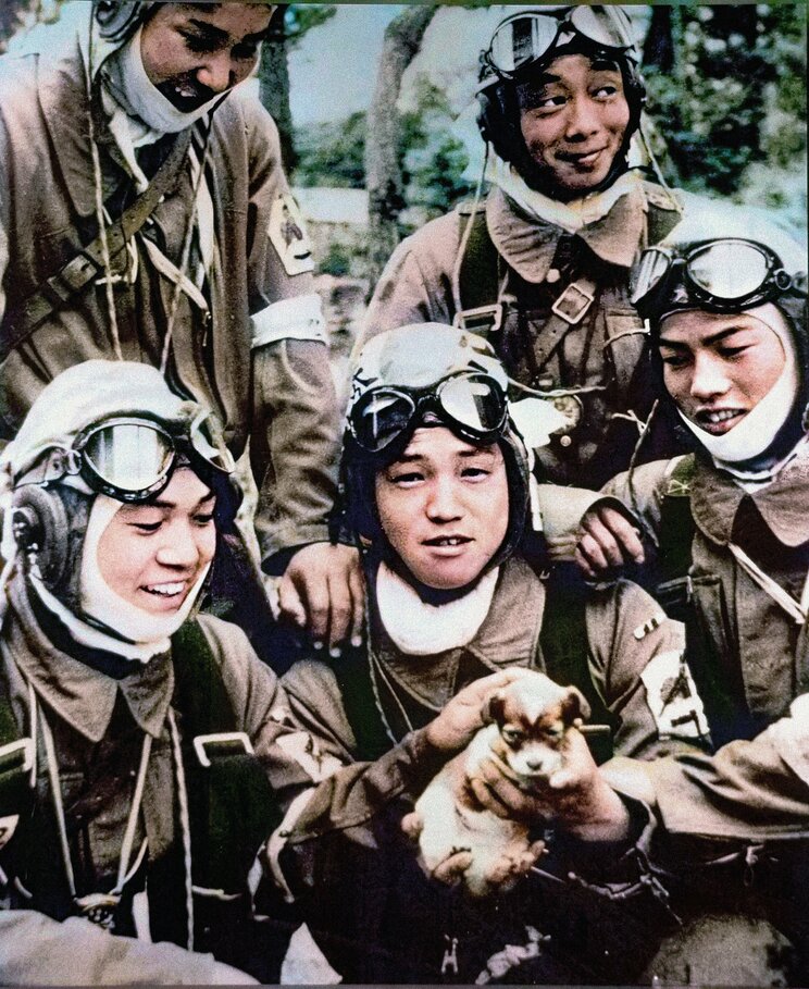 【写真多数】〈終戦78年〉出撃前の特攻隊、原爆のきのこ雲、火炎放射器で焼かれる沖縄―。AI技術と対話をもとにカラー化した写真が繋げる“過去と現在”_20