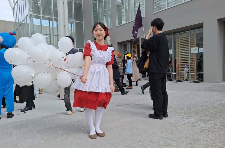 「ビタちくをまた食べたい」「リーゼントにすべてを込めて」「高い学費を払ってくれた親への感謝」能登地震を越えて恒例の“カナビ”仮装卒業式が開催…OBの東村アキコ氏もエール_8