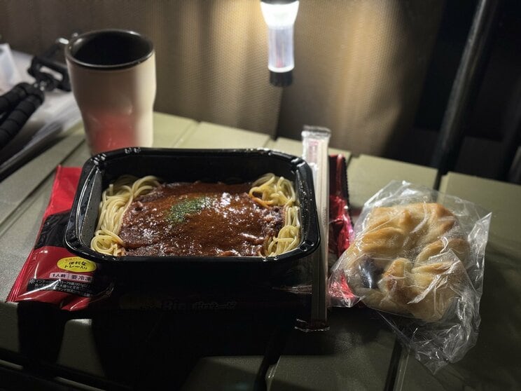 食事は半額の弁当。カップラーメンや冷凍食品など