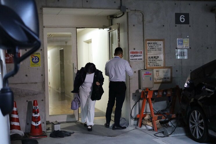 8月6日 午後6時ごろ、退庁の際メディアに頭を下げる田久保市長（撮影／集英社オンライン）