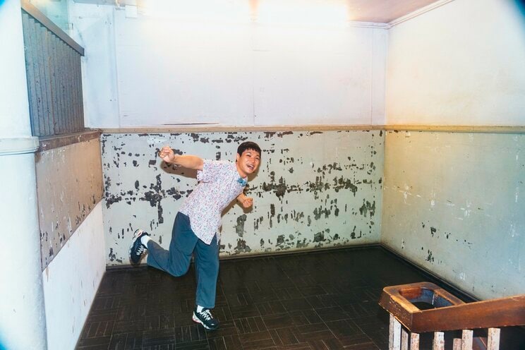 吉本興業東京本部でポーズを決めるもう中学生