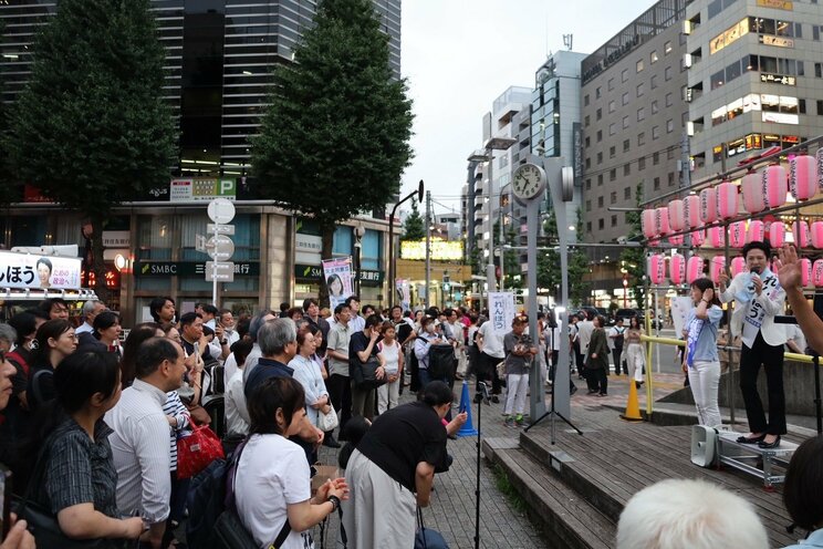 7月11日、恵比寿駅前で塩村氏、蓮舫氏の演説に耳を傾ける聴衆（撮影／集英社オンラン）
