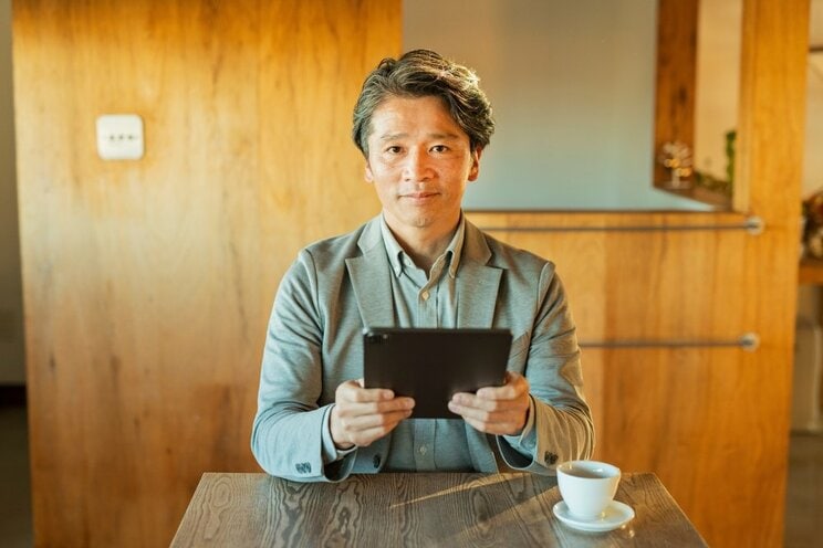 常連客だけど迷惑…入り浸りおじさん（画像はイメージです／Shutterstock）