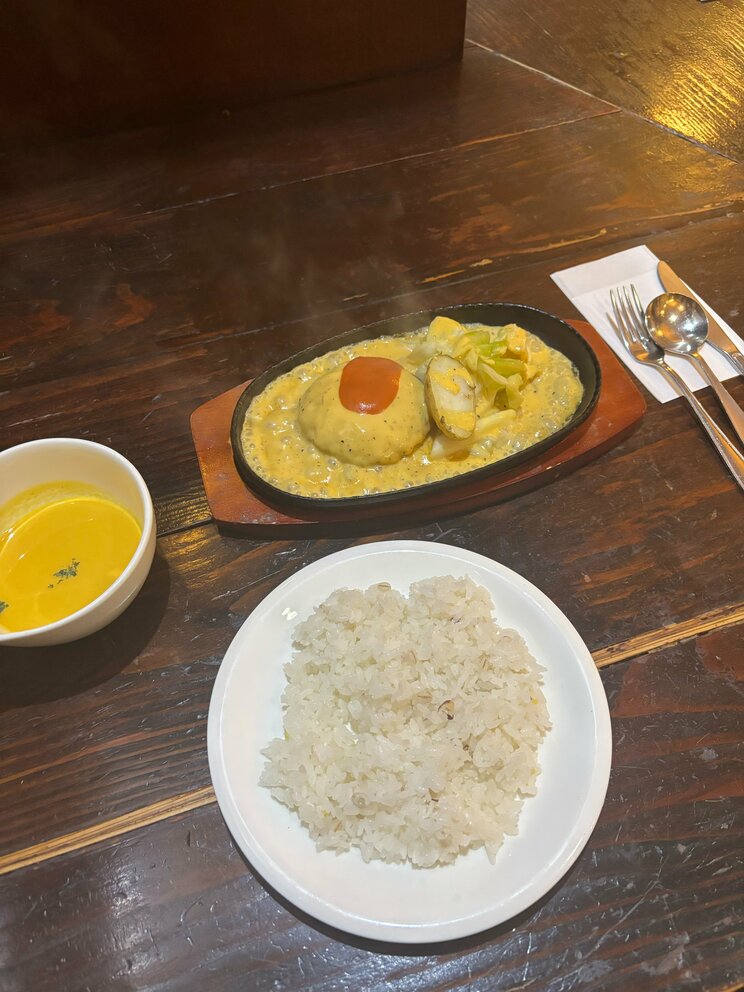 吉祥寺バーグの定番メニュー「焼ハンバーグ」（撮影／集英社オンライン）
