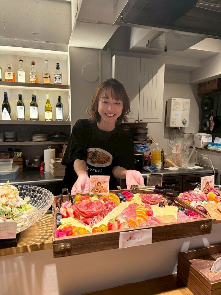 現在は恵比寿のたこ焼き屋「くるり」を経営する