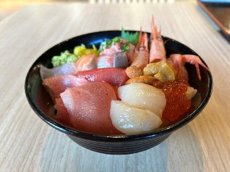 1食6400円の「海鮮ちらし丼」