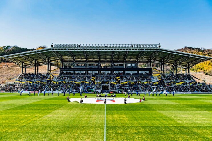 「夢スタ」に隣接する現在のホームスタジアム「アシックス里山スタジアム」。ピッチと観客席が非常に近く熱狂を生むが、まわりは自然にあふれ老若男女の憩いの場になる。(写真提供/FC今治)