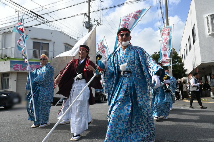 車の屋根をブッタ斬って“オープンカー”に…ヤンチャ度高め“沖縄・二十歳の集い”ルポ「捕まって6000円罰金払ったけどたいしたことない！」_15