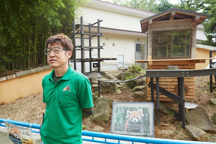 風太くん飼育担当の水上恭男さん。よく見ると風太くんが、水上さんの左肩上あたりからひょっこり顔を出して様子をうかがっている