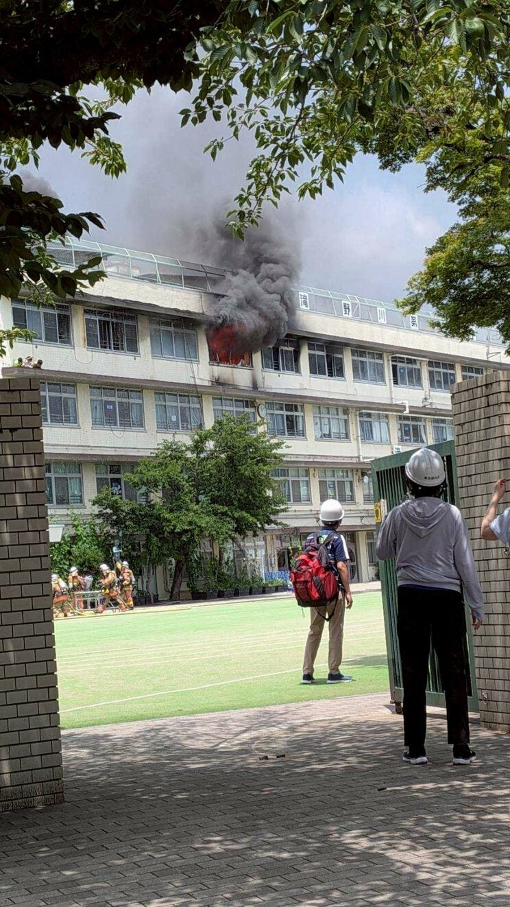 〈北区・小学校火災〉「助けて…」救急搬送された男児が語る火災の恐怖「先生が窓を開けて、しゃがむようにって…」防災頭巾をかぶり校庭では泣き声も「訓練してたから避難はできた」_20