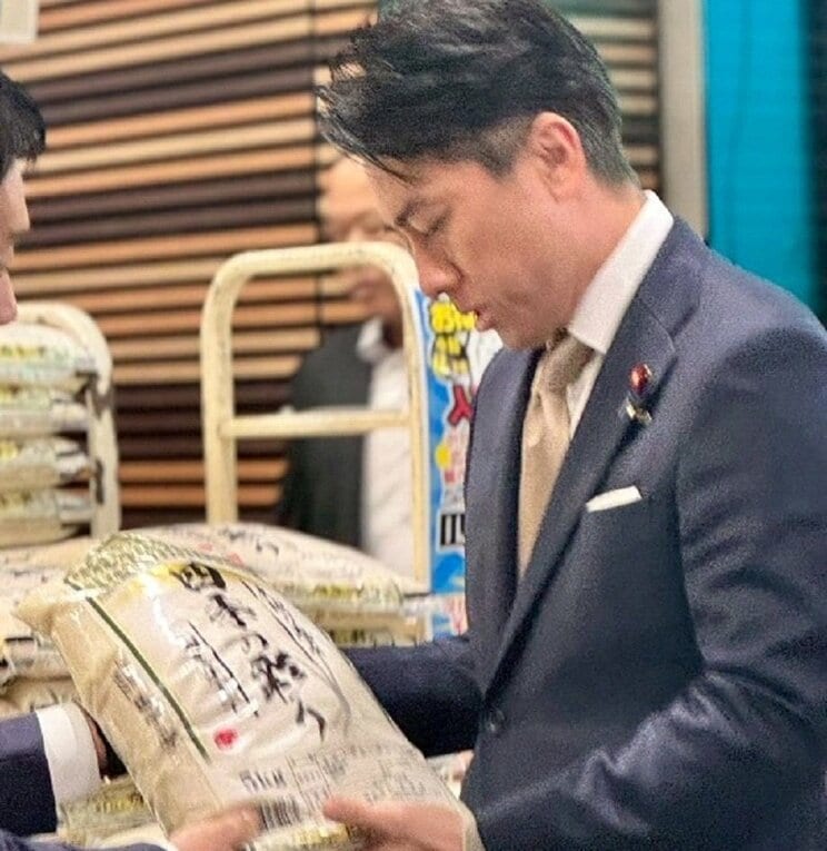 備蓄米を手に持つ進次郎大臣（本人SNSより）