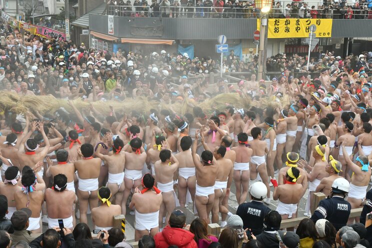 儺追笹奉納で境内に駆け込む裸男たち（2018年2月28日撮影）