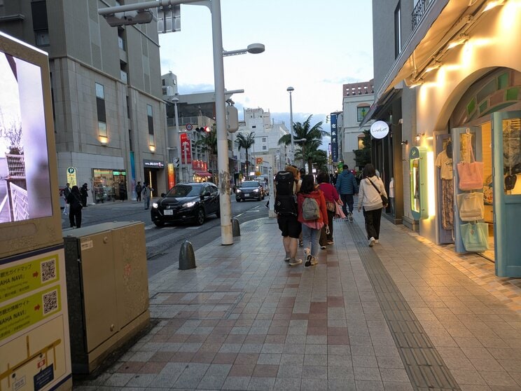 たまにマリファナ臭いことがあるらしい“ある通り”からほど近い、那覇市の国際通り「那覇市に限らず、都市部は違法薬物が蔓延するのは早い」（同飲食店店主）（写真／集英社オンライン編集部）