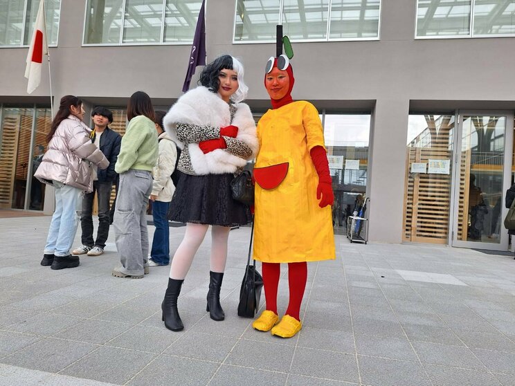〈金沢・仮装卒業式〉「全長３メートルの縦笛」「設計エラー画面」「Hondaのエンジン」…それぞれの想いを込めた卒業制作に身を包んで臨んだカナビ卒業式に溢れた笑顔_8