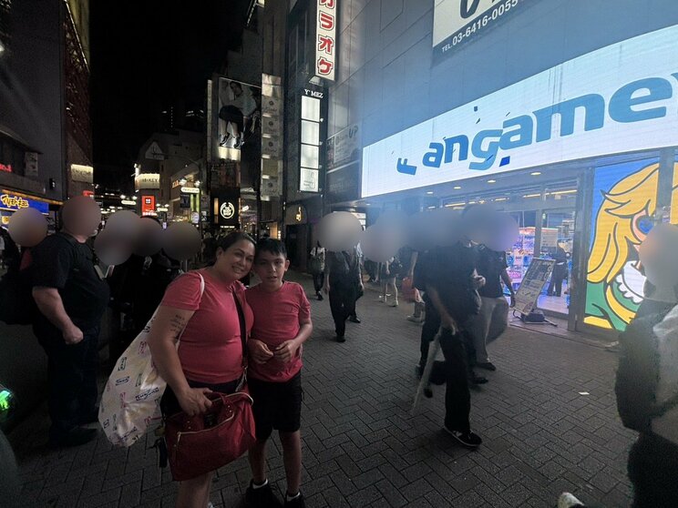 取材に答えてくれたグアムから来た観光客（写真／集英社オンライン）