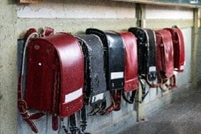 〈「逃げろ埼玉」にならずにすんだ〉「留守番も虐待」のトンデモ条例を埼玉県議会がわずか4日で撤回! 教育の現場からは安堵の声「学童は新たな児童を受け入れる程余裕はありません」