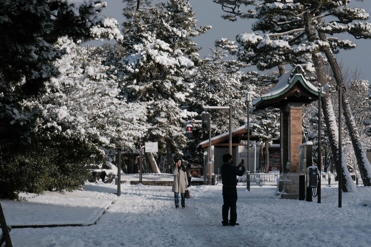〈大寒波襲来・写真多数〉電車はストップ・渋滞40キロ・タクシー大行列・立ち往生、それでも開いていた牛丼屋に安堵…豪雪の京都ルポ「完全に大雪をなめていました」_36