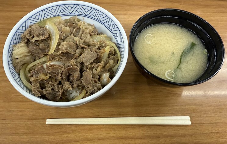 最も注文されるという牛丼並盛。みそ汁付きで300円台という破格の値段だ（撮影／集英社オンライン）