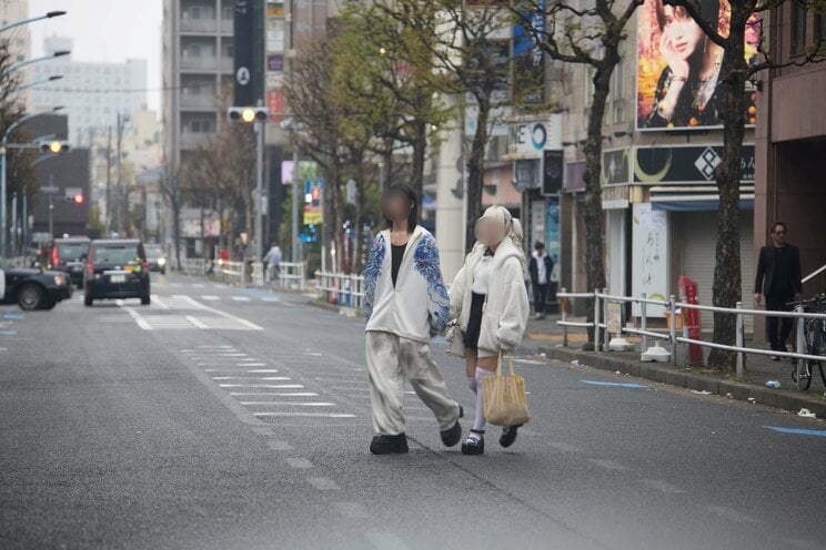 「私のこと好き？」「帰りたくない！」売掛禁止でホストクラブはどうなった？「売掛がないとがんばれない…」ホスト離れ加速に店舗はターゲットを“地雷系”から“普通女子”へシフト〈夜明けの新宿ルポ〉_35