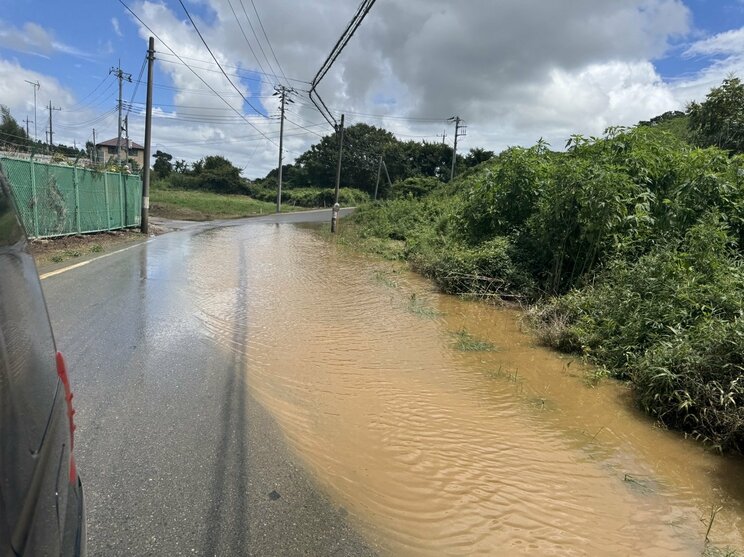 ≪千葉豪雨・外房線18時間足止めルポ≫「明日も動かないのでは？」照明が落とされた車内、母親の太ももを枕に眠る子ども、高校生集団は「初めての経験」_25
