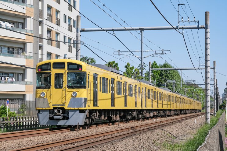 西武新宿線・久米川駅の近くを走る西武線(写真／Shutterstock、以下同)