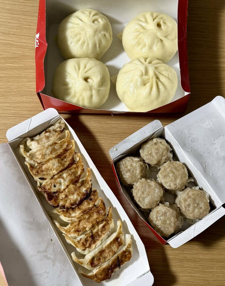 「551HORAI」の豚まん・餃子・焼売（写真／くろもんさん提供）