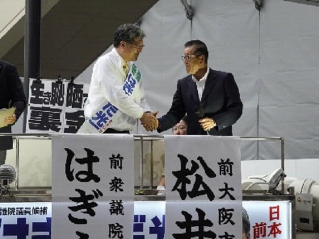 応援に駆け付けた松井一郎氏と握手する萩生田光一氏（撮影／集英社オンライン編集部）