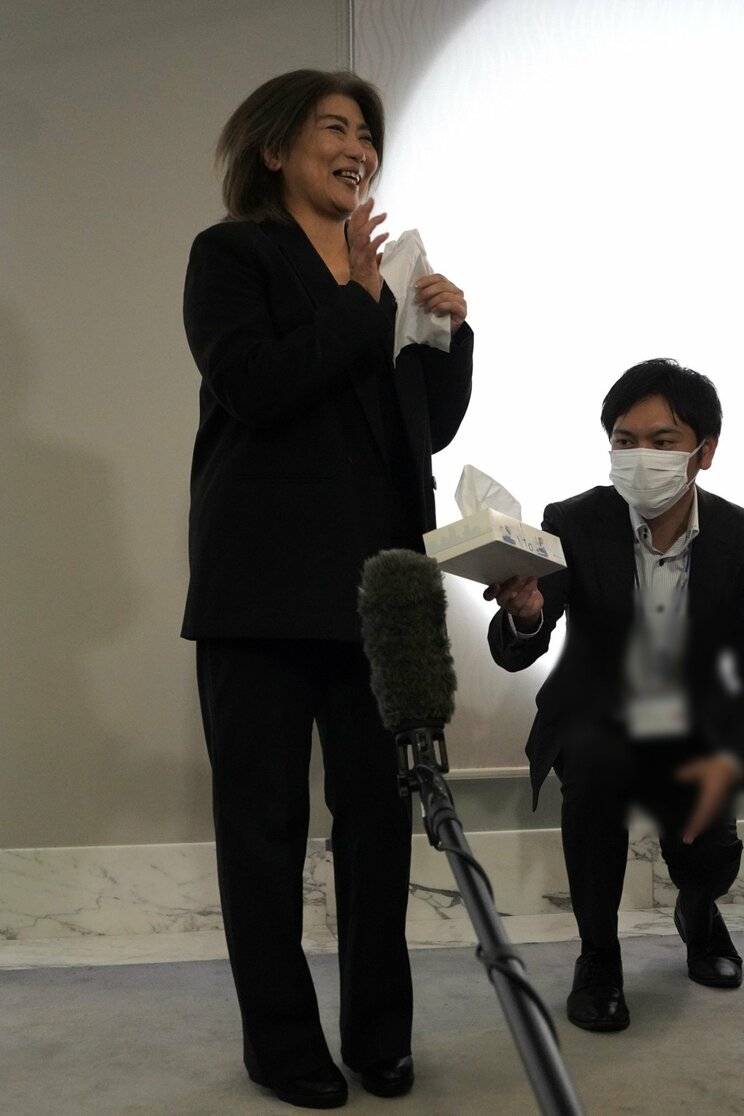 10月31日、不信任決議案可決後の囲み取材で職員からティッシュをもらう田久保眞紀市長(撮影/集英社オンライン)