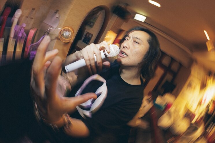 インタビュー後、取材スタッフのためだけにGACKTの「ANOTHER WORLD」のものまねを披露してくれた