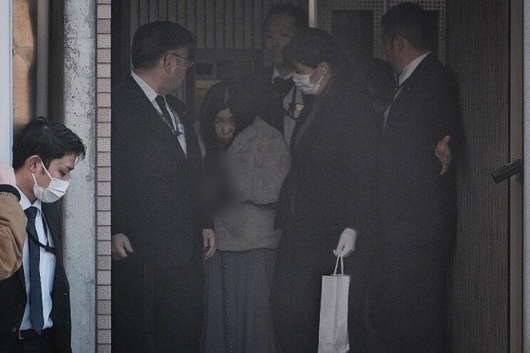 逮捕され自宅から出る志保容疑者(撮影/集英社オンライン)