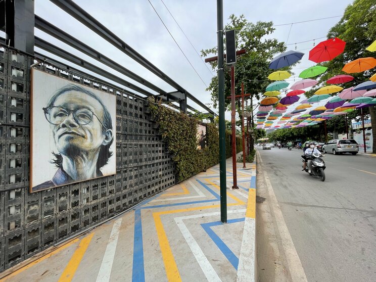 ハノイにあるチン・コン・ソン通りには彼の肖像画が掲げてある（撮影：新妻東一）