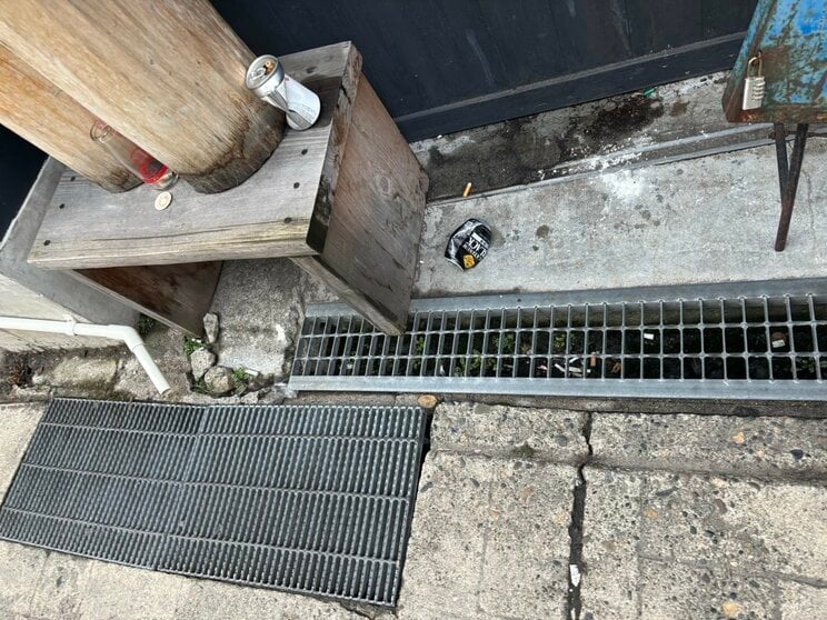 散乱するタバコの吸い殻（撮影／集英社オンライン）