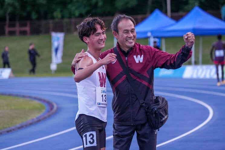7月4日、ホクレンDC千歳大会で自己ベストを更新した山口竣平（左）と花田監督(写真／和田悟志)
