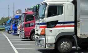 〈トラック業界の悲鳴〉「募集しても70代」「全盛期から手取り20〜30万円減った」中小運送会社で深刻化する人手不足…「もっと働いて稼ぎたい」30代ドライバーが語るジレンマ
