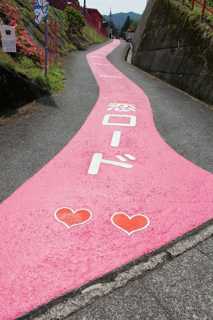 ピンク色の“恋山形駅”に「気持ちわりぃ駅」と発言した呂布カルマに名誉駅長や町の住人は寛容だった！「気持ち悪いかどうかぜひ見に来てほしい」「たしかに初めて見た時はすごい色になったなと…」_7