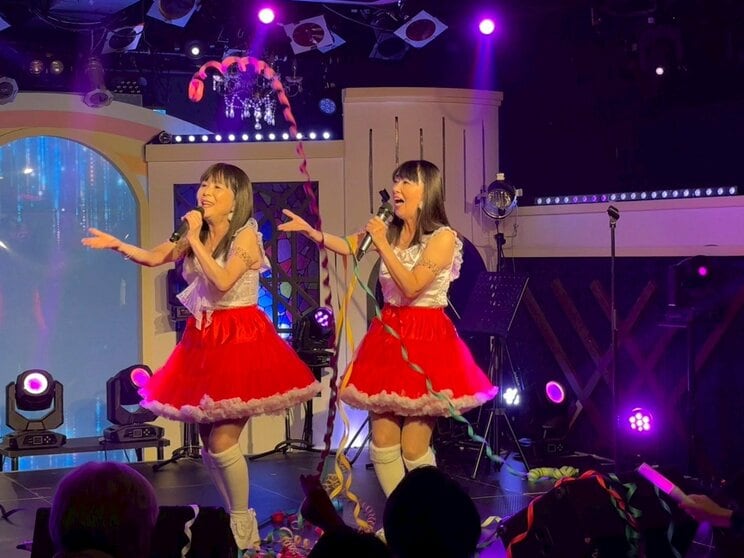 ライブでは昭和アイドルらしく紙テープが飛び交う（写真／集英社オンライン）