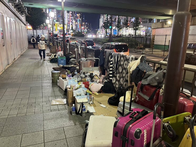 〈新宿大ガード下〉「ツバを吐かれたり通報されることも」“ママ”と呼ばれるホームレス女性が語る路上生活の実態。それでもトー横キッズからは「私は救われた」「懐かしい気持ちになる」と慕われて_5