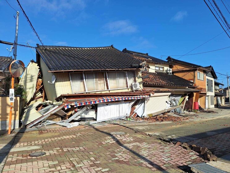 「離れろっ！」余震のなか響く消防隊員の叫び…焼け野原となった町、倒壊した建物、塞がれた道…能登半島地震の爪痕〈迫る“発生から72時間”と決死の救助活動〉_36