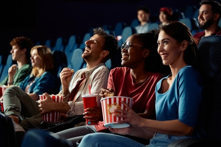 マナーを守ってみんなで映画を楽しもう（画像/ Shutterstock）