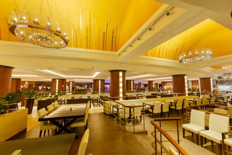 シティホテルのラウンジに現れた美人は風俗カメラマンだった