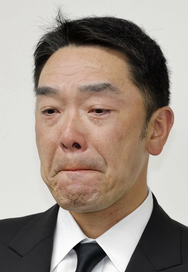 涙を流す阿部監督（写真／共同通信社）