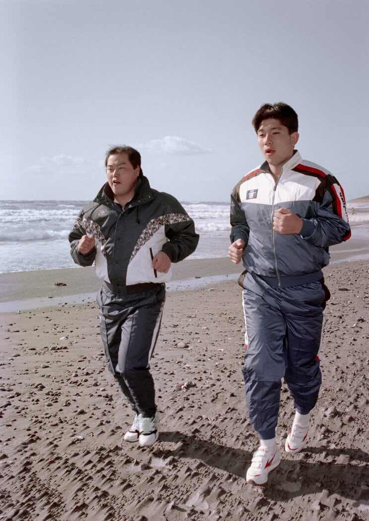 親交が深かった野茂英雄氏と一緒にトレーニングする近鉄時代の佐野さん。野茂氏はトミージョン手術や渡米の際にいろいろと佐野さんをサポートしてくれたという。しかし、2018年に野茂氏との金銭トラブル報道。「決まっていた仕事がすべて吹っ飛びました」（写真／共同通信社）