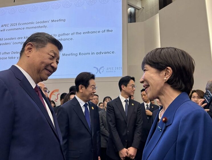 APEC首脳会議前の控室で中国の習近平国家主席（左）と挨拶する高市首相（本人Xより）