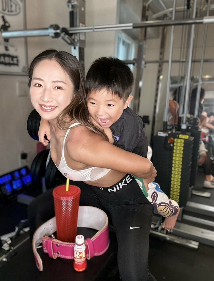 愛川ゆず季、長男をおんぶしながら（本人提供）