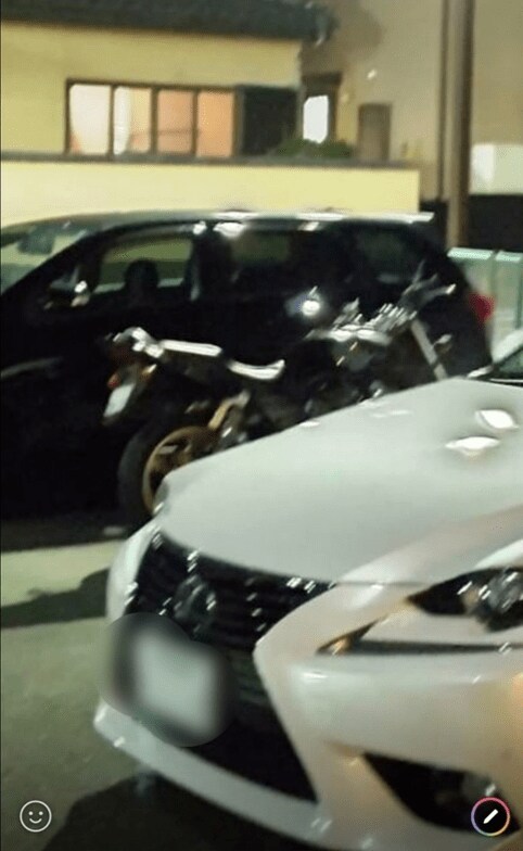 現場アパートに頻繁に駐車されていたCの愛車のレクサスとブラジル人Bのバイク(近隣住民提供)