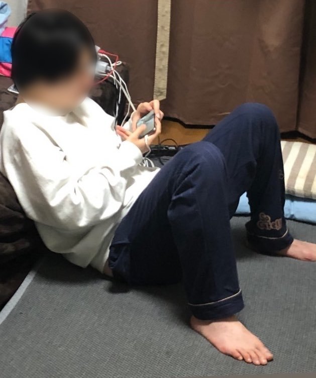 Ｂさんの自宅でくつろぐＡ（Ｂさん提供）