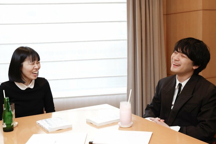 蓮見翔（はすみ・しょう）
東京都出身。2020年に男女8人組コントユニット「ダウ90000」を結成。演劇、コントの脚本・演出を手掛ける。第70回岸田國士戯曲賞受賞作『ロマンス』の戯曲が5月18日発売予定。
大石恵美（おおいし・えみ）
大阪府出身。2018年に演劇ユニット「ダダルズ」を旗揚げ。23年から作・演出・出演を自身で担う形式の作品を発表。岸田賞受賞作『よだれ観覧車』の戯曲が5月18日発売予定