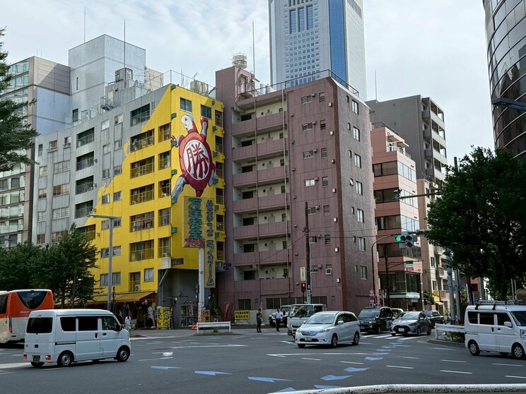 遠目でもすぐわかるこの建物に……（撮影／集英社オンライン）