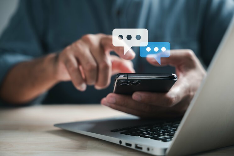 SNSとはあえて距離を置く　写真／shutterstock　写真はイメージです