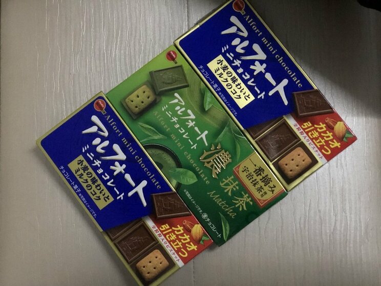 1万円札が100枚入るアルフォートの箱